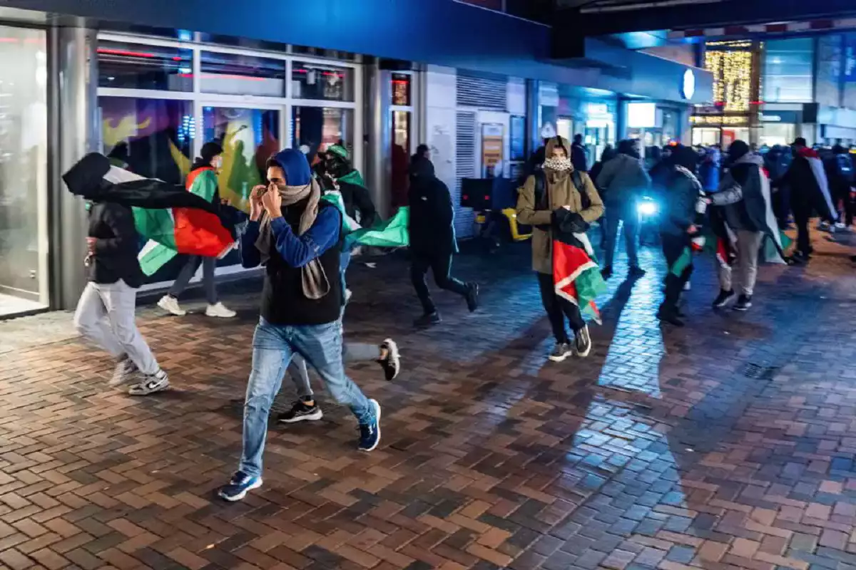 Pro-Palestinian protesters in Amsterdam, on the eve of Israeli soccer team Maccabi Tel Aviv's match against Dutch soccer team Ajax (Photo: EPA)